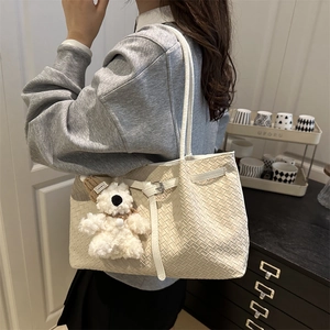 Sac fourre-tout en cuir tressé blanc crème avec porte-clé ours pour le trajet quotidien