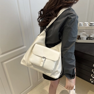 Elegante borsa tote da donna in pelle sintetica bianca con tasca frontale con fibbia