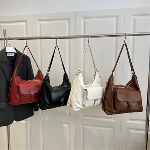 Borse hobo retrò in ecopelle capienti nei colori bordeaux, nero, crema e marrone scuro