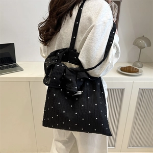 Elegante borsa tote in rete nera con motivi floreali e grande fiocco laterale
