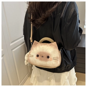 Mannequin portant un sac bandoulière chat avec pompon et bandoulière amovible