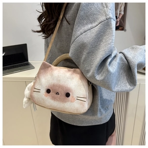 Détail d'un sac chat mignon en peluche avec fourrure douce et broderies précises