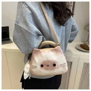Détails du sac chat en peluche avec broderies et bandoulière en cuir fin
