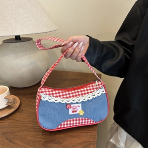 Sac cabas en jean bleu et carreaux rouges avec dentelle et écusson cerise chic