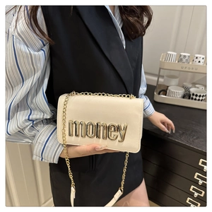 Κομψή κρεμ τσάντα χιαστί με χρυσά μεταλλικά γράμματα money και κομψή χρυσή αλυσίδα