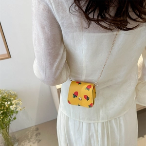 Petit sac bandoulière jaune en cuir imprimé fraises avec chaîne dorée élégante