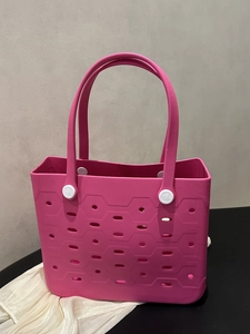 Rosafarbene EVA-Strandtasche mit geometrischer Perforation und weichen Griffen