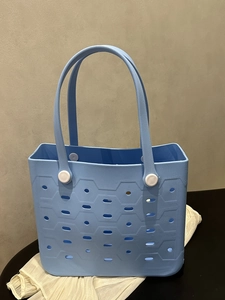 Wasserdichte hellblaue EVA Strandtasche mit Lochmuster und stabilen Tragegriffen