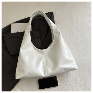 Detail view of the white large-capacity hobo bag with high-quality PU leather texture