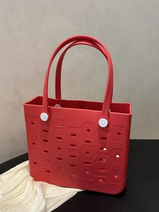 Große rote wasserfeste EVA-Strandtasche mit Lochmuster und weißen Griffhalterungen