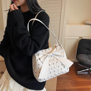Sac à bandoulière blanc élégant avec grand nœud et texture matelassée en intérieur