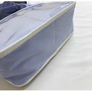 Vue détaillée des coutures en nylon lilas et du PVC transparent du cabas