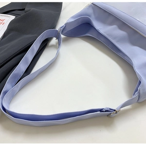 Détail du sac cabas en nylon lavande avec bandoulière réglable et boucle en métal argenté