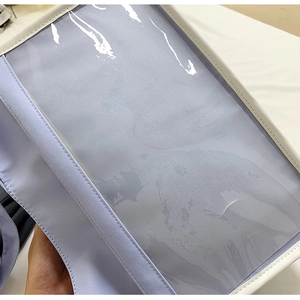 Détail du sac en toile lavande avec fenêtre en PVC transparent et bordure blanche