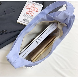 Grand sac fourre-tout en nylon lilas montrant le rangement interne pour livres