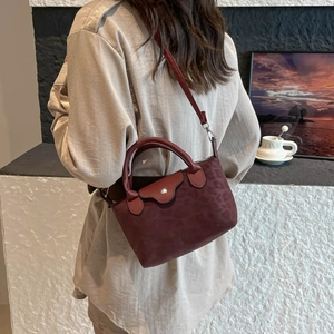 Bolso de mano granate para mujer con detalles laterales de estampado de leopardo