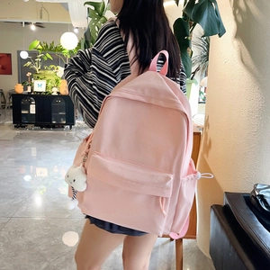 Minimalistischer rosa karierter Rucksack für Studenten mit süßem Plüschanhänger