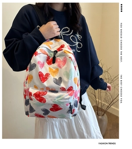 Détail d'un sac à dos en nylon haute capacité avec des motifs imprimés de cœurs colorés