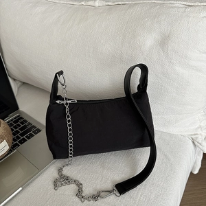Sac Hobo en Nylon Minimaliste Urbain pour Femmes Couleurs Acidulées Sac à Épaule Plissé Sac Sous l'Aisselle avec Chaîne Argentée