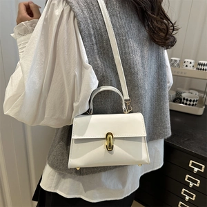 Sac à main trapèze chic en cuir verni blanc avec fermoir tournant doré et bandoulière