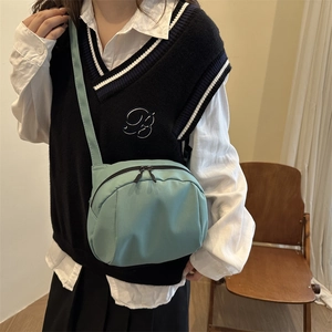 Sac bandoulière minimaliste en nylon vert menthe avec design demi-rond et double zip