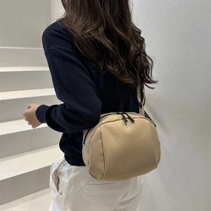 Minimalistische Nylon Halbmond Umhängetasche in Khaki mit breitem Schultergurt Damen