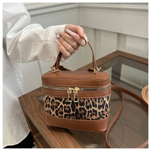 Detailansicht der Leoparden-Nähte und des goldenen Doppel-Reißverschlusses der Tasche