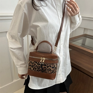 Zylindrische Handtasche aus braunem Kunstleder mit Leopardenmuster und Schultergurt