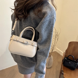 Bolso bandolera minimalista blanco crema con asa superior para el transporte diario elegante