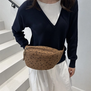 Bolso bandolera de pana marrón con estampado de corazones sobre fondo de escalera