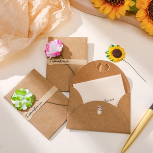 Handgemaakte kraftpapier wenskaart met droogbloemen en Especially for you enveloppe