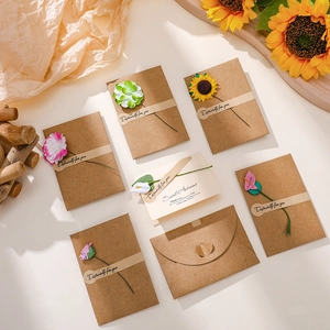 Detail van vintage kraftpapier wenskaarten met handgemaakte 3D-bloemen en enveloppen