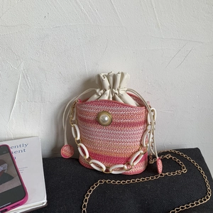 Sac seau tissé avec dégradé de couleurs chaudes, boucle perle et bandoulière chaîne