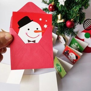 Set di biglietti di Natale con buste rosse e motivi festivi di pupazzo di neve