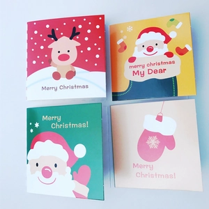 Set di quattro biglietti natalizi colorati con motivi festivi come Babbo Natale