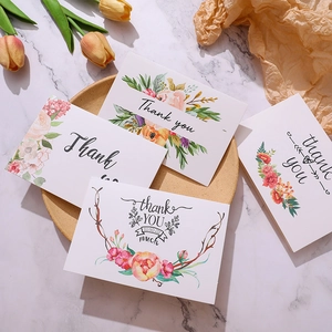 Bloemen bedankkaarten met goudfolie accenten op een warme marmeren achtergrond