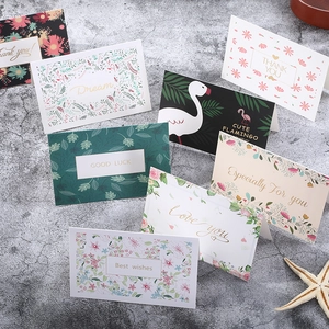 Diverse wenskaarten met goudstempel en bloemmotieven inclusief enveloppen op steen