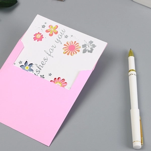 Rosa Umschlagset mit floraler Grußkarte und wishes for you Text auf grauem Grund