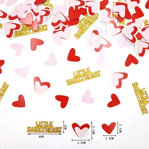 Détail de lettres Little Sweetheart pailletées or et confettis de table cœurs roses