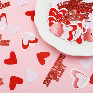 Confettis de cœur pailletés et décor Sweetheart pour la table de la Saint-Valentin