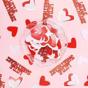 Lettres pailletées Little Sweetheart et confettis cœur dans un plat pour décor de fête