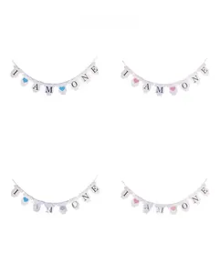 Détail de bannières en forme de body bébé rose et bleu pour décor de premier anniversaire