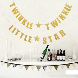 Detalle de la pancarta dorada brillante 'Twinkle Twinkle Little Star' con estrellas