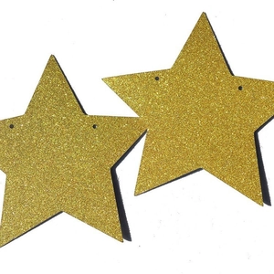 Detalle de estrellas doradas con purpurina y agujeros para banderines decorativos