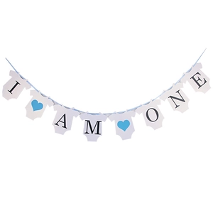 Banderole 1er anniversaire bébé avec 'I AM ONE' et cœurs bleus sur cartes bodies blancs