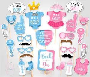 Gros plan des accessoires photo gender reveal rose et bleu avec lettrage garçon ou fille