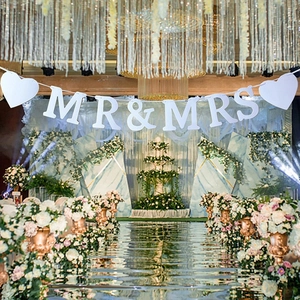 Dettaglio dello striscione nuziale bianco Mr & Mrs con cuori in un lussuoso matrimonio