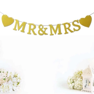 Striscione Mr & Mrs dorato glitterato con cuori ed eleganti decorazioni floreali bianche