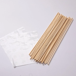 Kit ballons bébé avec bâtonnets en bois naturel et points de colle transparents