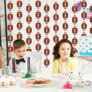 Dettaglio delle ghirlande di rugby per decorazioni di feste a tema sportivo e compleanni